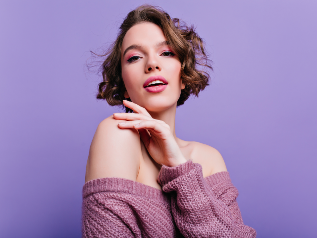 INSTANT CAPILHAIR Perruque Medicale 40 Adorable Caucasian Girl With Curly Hairstyle Posing With Inspired Face Expression Indoor Photo Interested Dark Haired Female Model Isolated Purple Wall 2