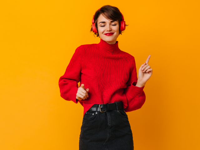 INSTANT CAPILHAIR Perruque Medicale 40 Jocund Woman Listening Favorite Song 2