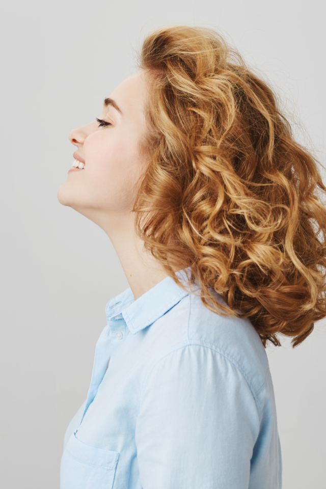 INSTANT CAPILHAIR Perruque Medicale 40 Profile Carefree Smiling Woman With Short Curly Haircut 2